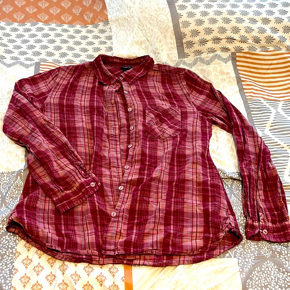 This is a size medium rue 21 button up!!